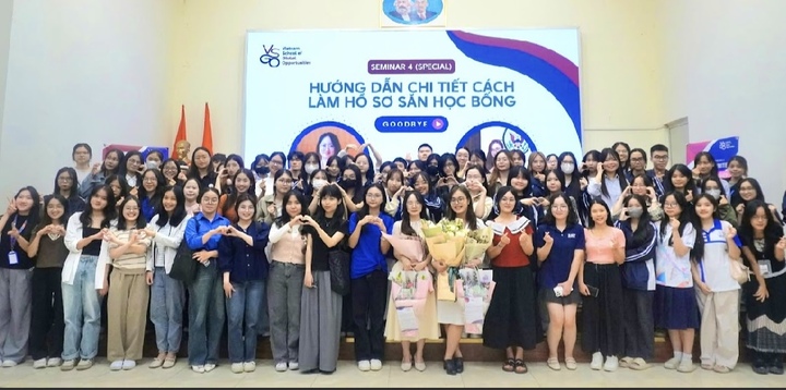 Thanh Hương (ôm hoa) hướng dẫn bạn trẻ làm hồ sơ săn học bổng tại một hội thảo,