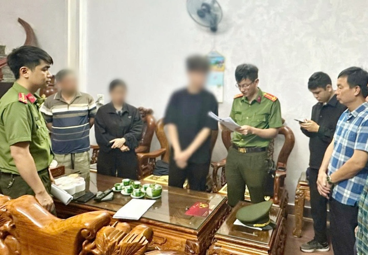 Cơ quan An ninh điều tra Công an tỉnh Thanh Hóa tiến hành khám xét tại nhà N.V.X (tên nhân vật đã được thay đổi). (Ảnh: Công an Thanh Hoá)