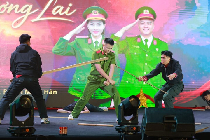 Màn trình diễn khí công ấn tượng của học viên Cảnh sát thu hút sự chú ý tại đêm chung kết, thể hiện bản lĩnh, sức bền và sự khổ luyện ngay trên sân khấu.