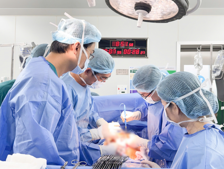 Các bác sĩ thực hiện bóc tách khối u nặng 12kg cho bệnh nhân. (Ảnh: BVCC)