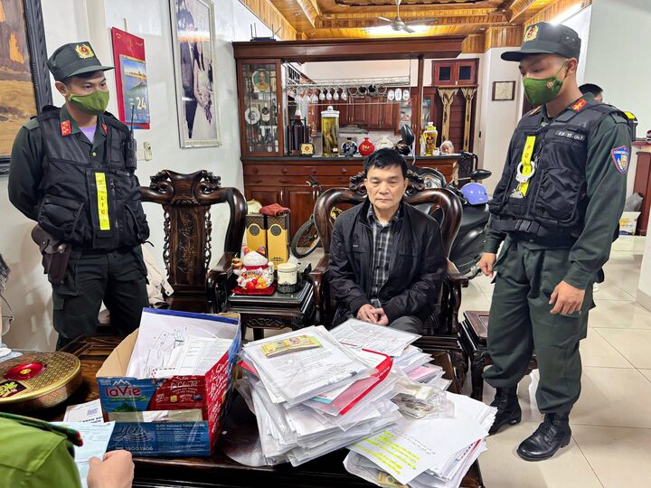 Bắt và khám xét nơi ở của Lý Công Sinh.