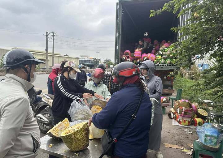 Người dân mua mít được bán dọc đường.