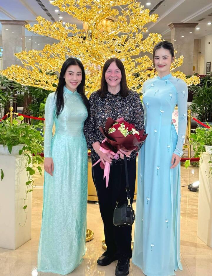 Bà Julia Morley - chủ tịch Miss World (ở giữa) xác nhận việc đăng cai cuộc thi tại Việt Nam.