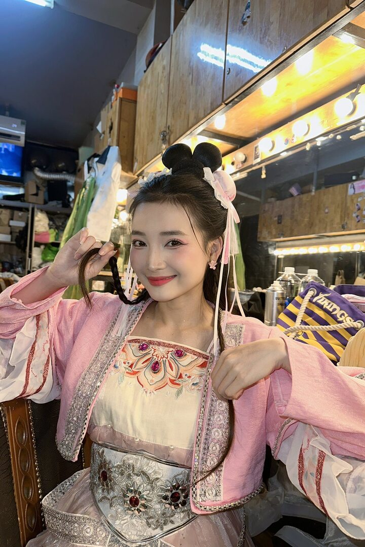 Trước khi đóng phim, Ngọc Hương có gần 5 năm hoạt động tại sân khấu kịch Thế Giới Trẻ. Cô chủ yếu đứng hàng múa nền, thỉnh thoảng có vài vai phụ nhỏ. Với đa số khán giả, Ngọc Hương vẫn là cái tên hoàn toàn xa lạ.