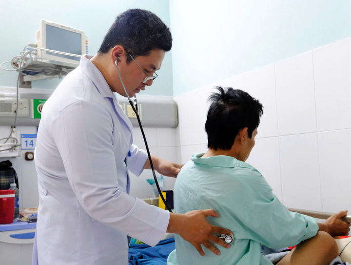 Bác sĩ cảnh báo hút thuốc lá là một trong những nguyên nhân chính dẫn tới nhồi máu cơ tim. (Ảnh: BVCC)