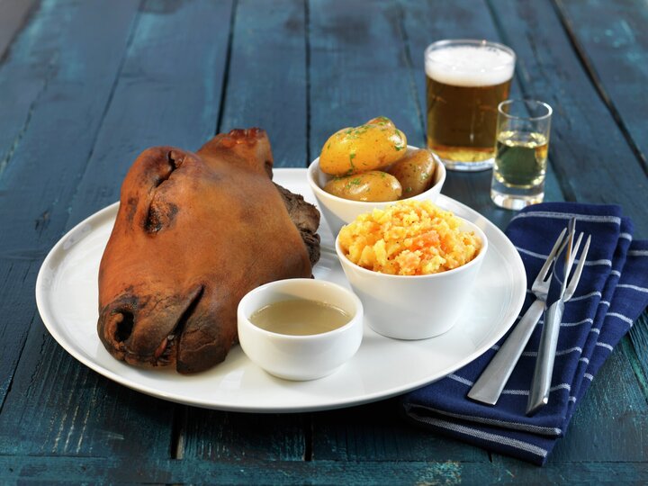 Nhìn đĩa đầu cừu nướng, du khách không khỏi giật mình sợ hãi. (Ảnh: iStock)