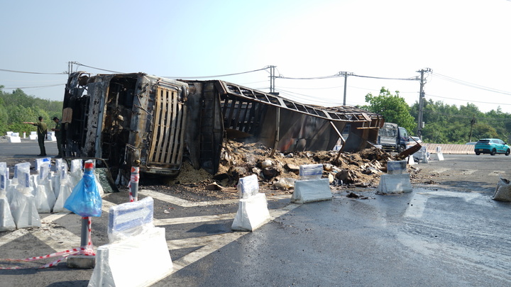 Hiện trường hai phương tiện bị cháy rụi.