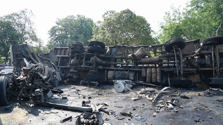 Hiện trường hai phương tiện bị cháy rụi.