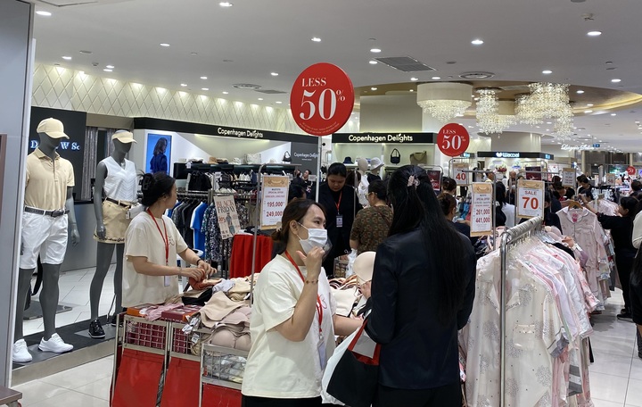 Nhiều cửa hàng thời trang gom đơn để tiết kiệm chi phí vận chuyển. (Ảnh: Đại Việt)