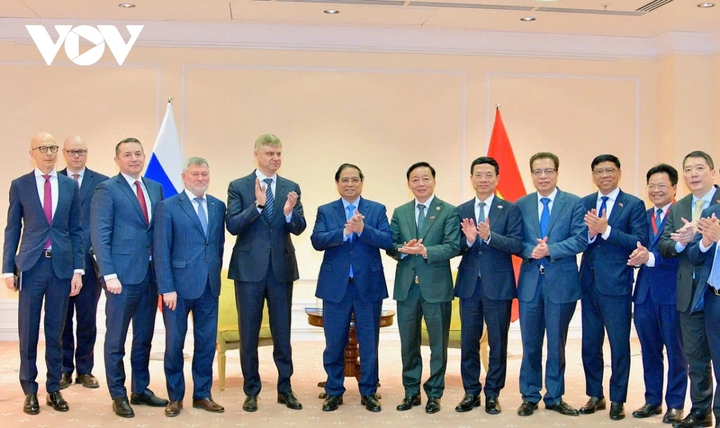 Thủ tướng chụp ảnh lưu niệm cùng lãnh đạo tập đoàn Đường sắt Liên bang Nga.