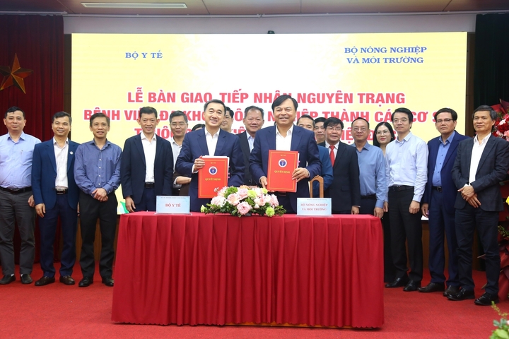 Lễ bàn giao có sự tham dự của Thứ trưởng Bộ Y tế Trần Văn Thuấn, Thứ trưởng Bộ Nông nghiệp và Môi trường Nguyễn Hoàng Hiệp, cùng đại diện lãnh đạo hai bệnh viện và các đơn vị liên quan.