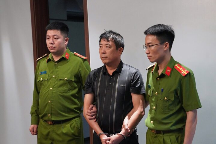 Cơ quan công an bắt và khám xét nơi ở của Nguyễn Văn Thức, Giám đốc Công ty TNHH thương mại Tỉnh Tuấn.