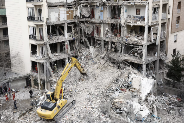 Tòa nhà dân cư bị hư hại trong bối cảnh xung đột Mỹ - Israel với Iran. (Ảnh: Reuters)