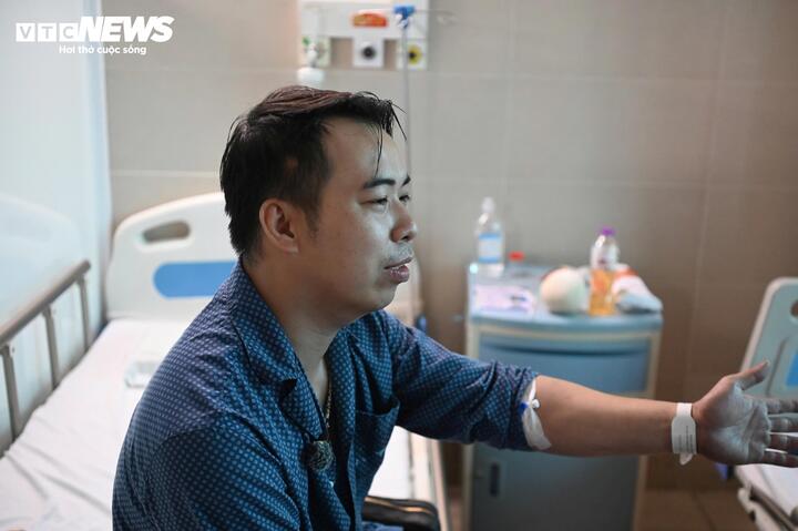 Anh Long kể lại phút phá mái tôn cứu bố mẹ vợ và những người mắc kẹt.