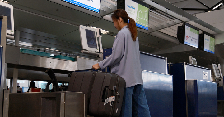 Không nên quay bánh xe vào trong vì có thể gây ra hư hại cho vali. (Ảnh: HongkongAir)