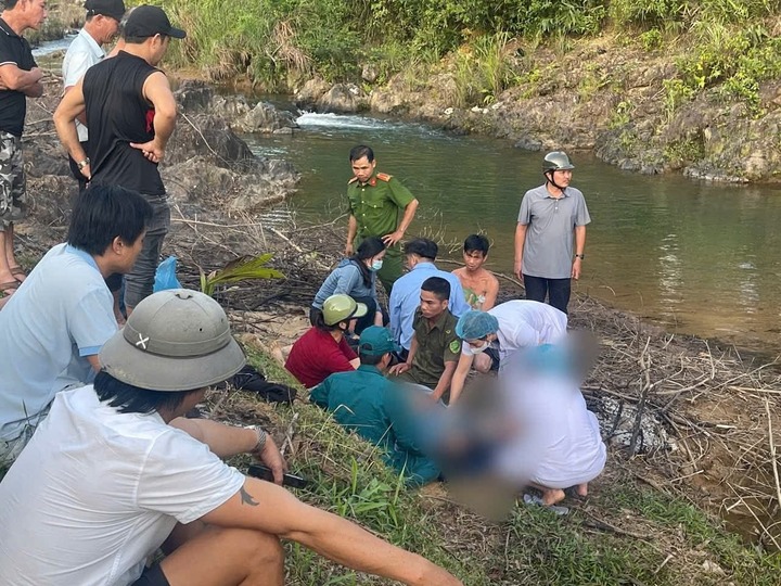 Hai nạn nhân được đưa lên bờ. (Ảnh: C.T)