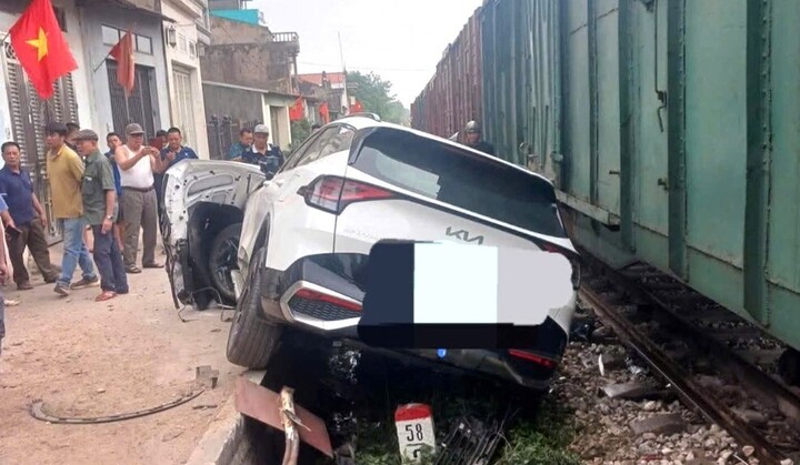 Hiện trường vụ tai nạn giữa ô tô và tàu hỏa.