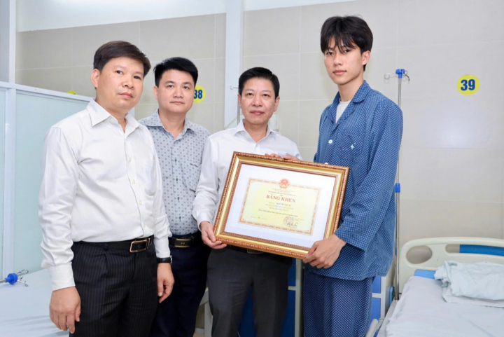 Em Nguyễn Lê Tú nhận bằng khen của Quyền Bộ trưởng GD&ĐT Hoàng Minh Sơn. (Ảnh: Moet)