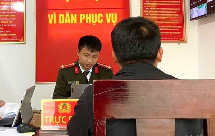 Công an xã Tam Đồng làm việc với ông T.Đ.T. (Ảnh NTV)