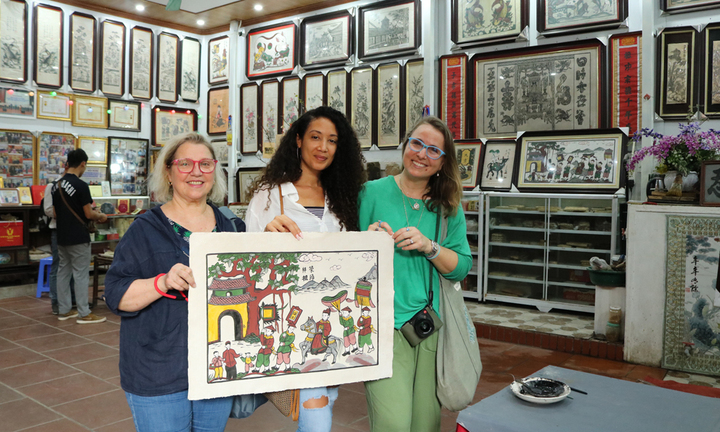 Du khách quốc tế tham quan, trải nghiệm tại làng tranh dân gian Đông Hồ, phường Thuận Thành, tỉnh Bắc Ninh.