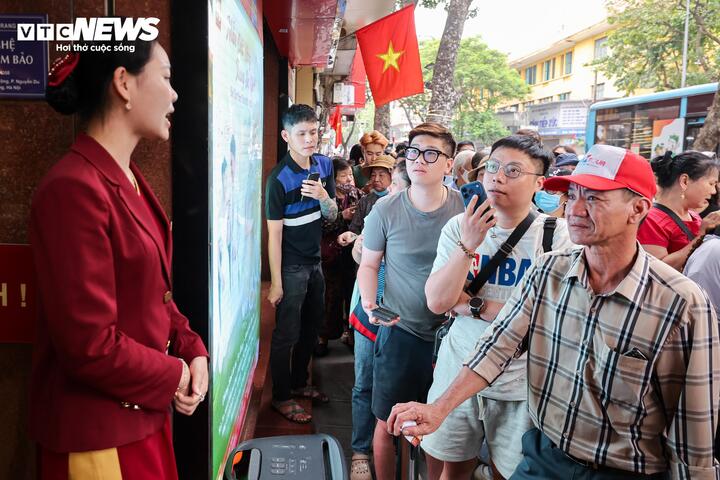Ngay sau đó, nhân viên cửa hàng thông báo tới những khách có nhu cầu mua vàng về mức giá giao dịch, đồng thời cho biết các giao dịch trên 20 triệu đồng phải thực hiện chuyển khoản. Mỗi người chỉ được mua tối đa 2 chỉ vàng nhẫn và được nhận ngay.