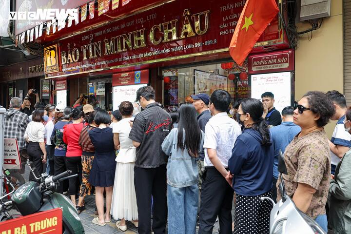 Tuy nhiên sau đó, Bảo Tín Minh Châu đã phát đi thông cáo báo chí ngay giữa đêm và cho biết các cửa hàng trên sẽ mở trở lại, phục vụ khách từ 12h ngày 26/3.