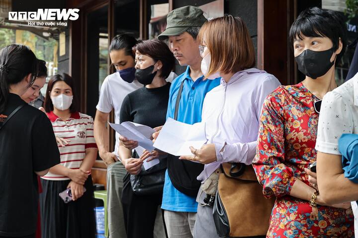 Nhiều khách chưa thể nhận vàng như đã hẹn vào chiều 25/3, hôm nay cũng đã có mặt để hoàn tất giao dịch.