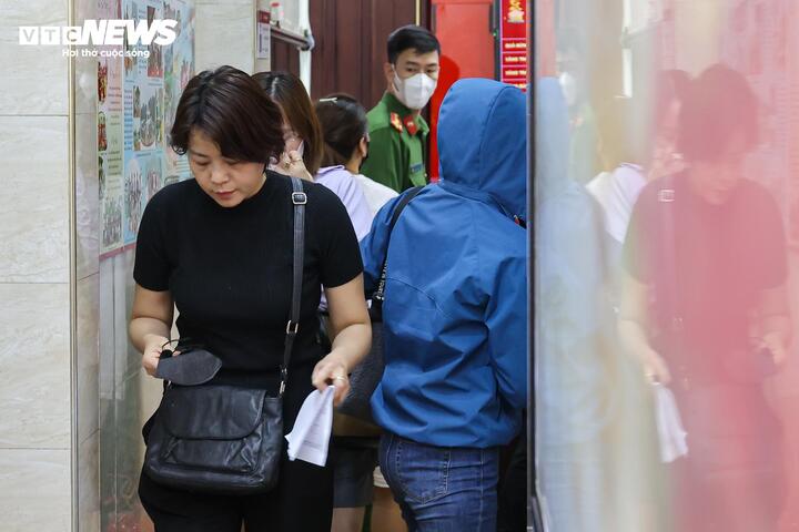 Sau khi nhận được vàng, nhiều khách không giấu được sự nhẹ nhõm. Một phụ nữ chia sẻ, khi nghe tin cửa hàng bất ngờ đóng cửa, chị cùng gia đình rất lo lắng vì đã góp hơn 200 triệu đồng để mua vàng, sợ xảy ra sự cố ảnh hưởng đến quyền lợi.