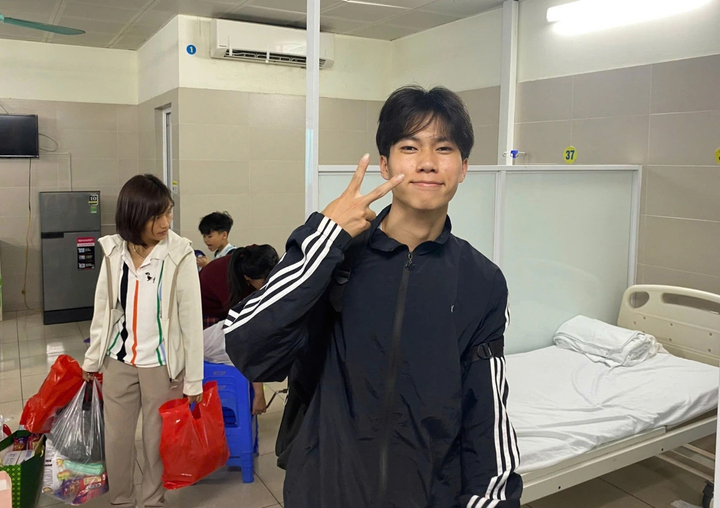 Anh Nguyễn Lê Tú, sinh viên Đại học Bách khoa Hà Nội, cũng xuất viện cùng gia đình nạn nhân trong ngày. (Ảnh: BVCC)