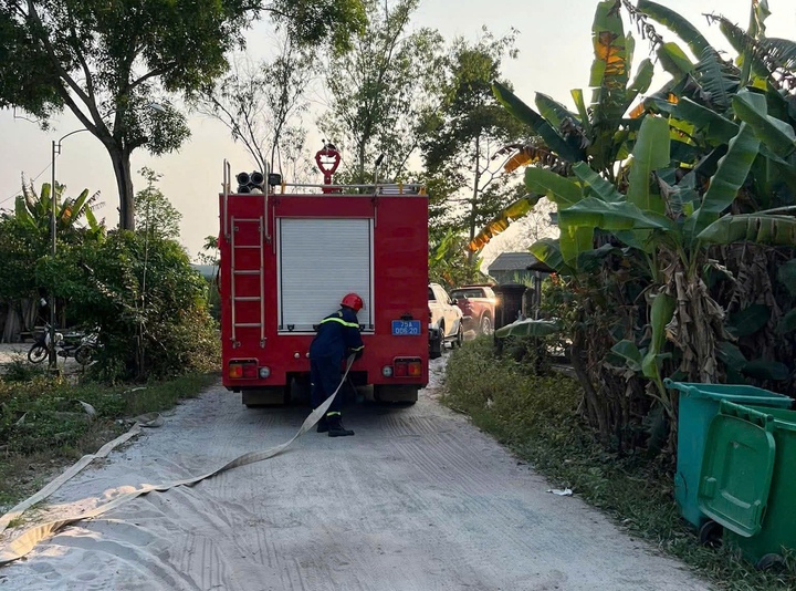 Lực lượng Cảnh sát PCCC&CNCH Công an TP Huế nhanh chóng có mặt tại hiện trường để dập lửa, triển khai công tác cứu hộ, cứu nạn