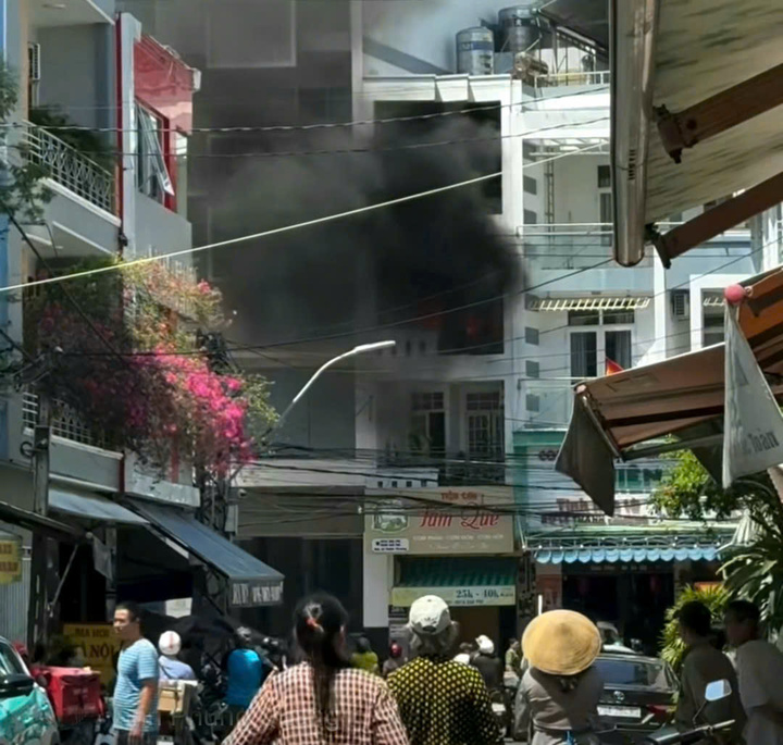 Người dân hô hoán khi phát hiện đám cháy.