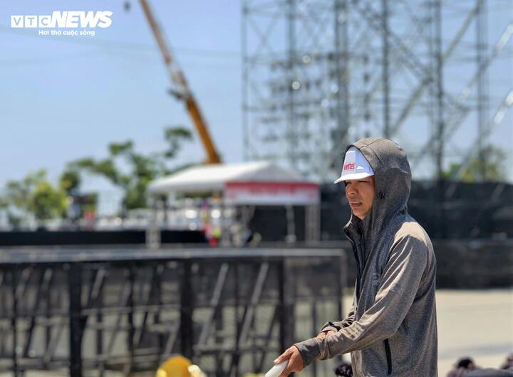 Hơi nóng từ nền đường bốc lên bỏng rát, các công nhân tranh thủ làm cả giờ nghỉ trưa kéo từng đoạn cáp để kịp phục vụ cho đêm đại nhạc hội lớn nhất từ trước đến nay.