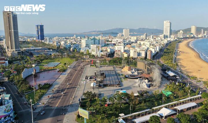 Trưa 26/3, tại Quảng trường Nguyễn Tất Thành (phường Quy Nhơn, tỉnh Gia Lai), bất chấp cái nắng gay gắt tại phố biển, hàng trăm công nhân miệt mài đẩy nhanh tiến độ dựng sân khấu cho đêm lễ khai mạc Năm Du lịch quốc gia 2026 tổ chức tại Gia Lai vào tối 28/3.