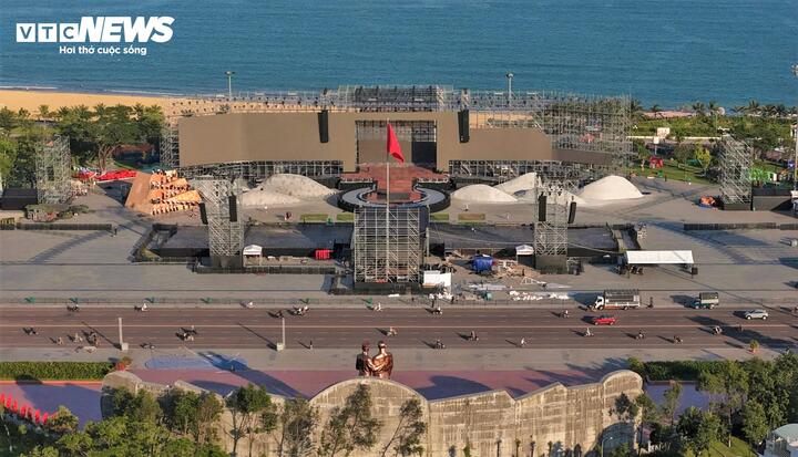 Được biết, sân khấu của đại nhạc hội phục vụ khai mạc Năm du lịch quốc gia tại Gia Lai có chiều rộng lên tới 116m và chiều sâu 40m. Đây là một tổ hợp phức tạp kết hợp giữa các lớp sàn nâng thủy lực và hệ thống màn hình LED đa tầng để phục vụ cho các màn trình diễn thực cảnh.