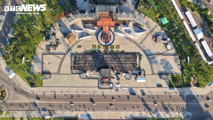 Theo Sở VHTT&DL Gia Lai, có khoảng 2.200 nhân sự cùng lúc vận hành để chuẩn bị cho đêm đại nhạc hội tối 28/3. Trong đó, lực lượng công nhân hậu cần, thiết kế sân khấu đóng vai trò "xương sống", phải chia ca làm việc 24/24, trong đó ca trưa là vất vả nhất khi sắt thép hấp thụ nhiệt, nóng đến bỏng tay.