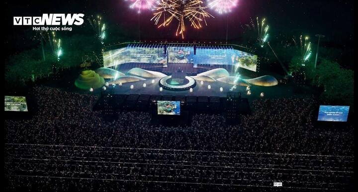 Theo thiết kế, khu vực khán đài được xây dựng với quy mô lớn nhằm đảm bảo sức chứa và góc nhìn tối ưu cho khán giả. Đây là một trong những sân khấu có quy mô đáng chú ý trong các sự kiện văn hóa - du lịch cấp quốc gia thời gian gần đây, cho phép vận hành đồng thời nhiều phân cảnh từ thực cảnh đến đại nhạc hội hiện đại.