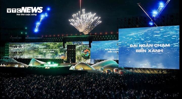 Song song đó, hệ thống ghi hình được trang bị khoảng 50 máy quay, bao gồm drone, flycam, FPV… giúp ghi lại toàn bộ chương trình từ nhiều góc độ, phục vụ truyền thông và lan tỏa hình ảnh sự kiện ra công chúng trong và ngoài nước.