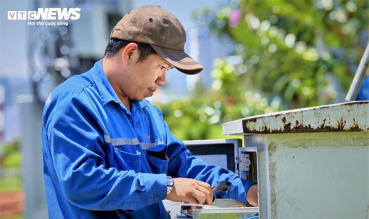 Anh Nguyễn Văn Nam (40 tuổi, công nhân điện lực) chia sẻ: "Đến giờ này thì nắng gió là chuyện bình thường, sân khấu cho đêm khai mạc Năm du lịch quốc gia 2026 tại Gia Lai có quy mô lớn, chỉ cần sơ ý chút thôi là ảnh hưởng rất nghiêm trọng"