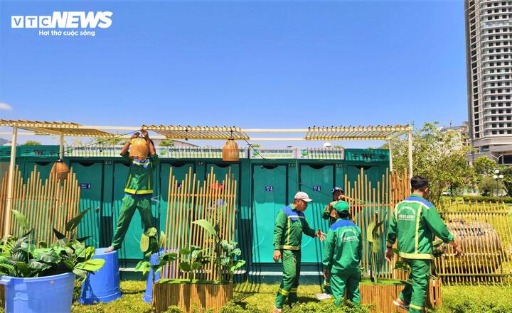 Nhiệt độ ngoài trời giữa trưa chạm ngưỡng 35°C, khu vực quảng trường ngổn ngang sắt thép, trang thiết bị và vang vọng tiếng máy hàn xì, tiếng búa gõ của hàng trăm bóng dáng công nhân điện, nước, môi trường, nhà mạng...