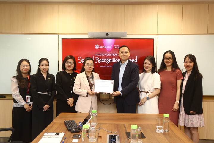 Đại diện SeABank nhận giải thưởng Special Recognition Award 2024-2025 từ Wells Fargo.