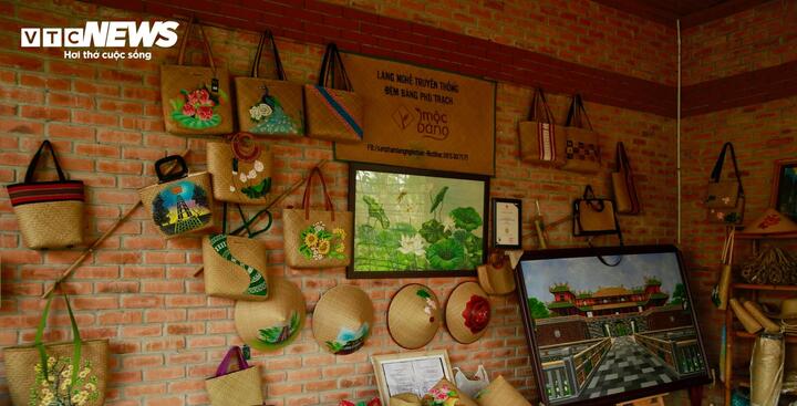 Nằm cách trung tâm TP Huế khoảng 50km về hướng Bắc, làng Phò Trạch (phường Phong Dinh), từ người già cho đến trẻ nhỏ, từ phụ nữ đến đàn ông không ai không biết đan đệm và các sản phẩm mỹ nghệ từ cây bỏ bàng.