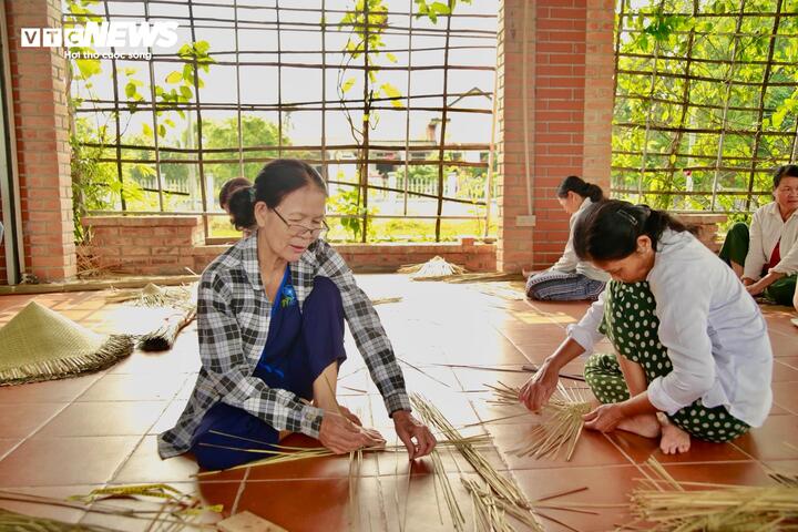 Bà Nguyễn Thị Liên (60 tuổi, trú làng Phò Trạch, phường Phong Dinh, TP Huế) cho hay: “ Dù mang lại thu nhập không cao, nhưng nghề đệm bàng giúp bà con có đồng ra đồng vào ổn định. Đặc biệt, với những người lớn tuổi như chúng tôi, công việc này tận dụng tốt thời gian nhàn rỗi, vừa có thêm thu nhập, vừa giữ được niềm vui lao động tuổi già”.