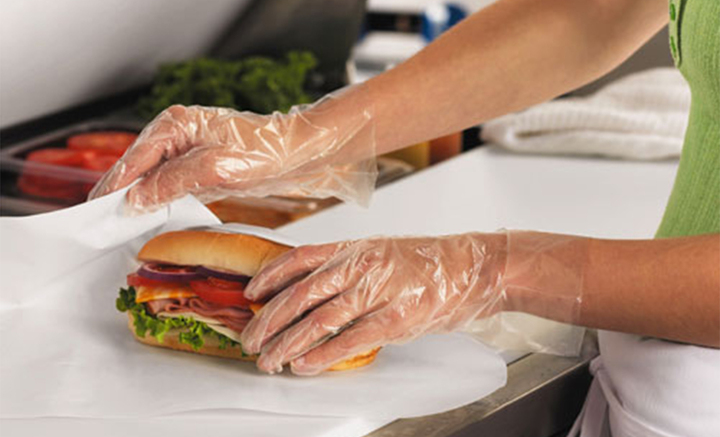 Người bán cần trang bị khẩu trang, găng tay để đảm bảo vệ sinh. (Ảnh: Realshop)