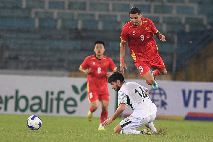 Đội tuyển Việt Nam chơi lấn lướt trước Bangladesh.