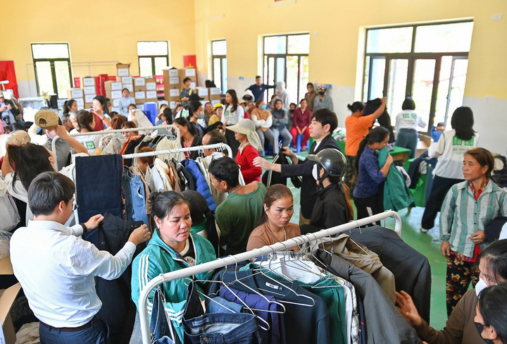 Chương trình RE.UNIQLO gửi tặng 3.000 trang phục đến người dân xã Phước Chánh.