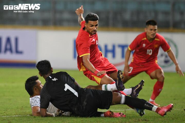 Hoàng Hên gây sức ép. (Ảnh: Đắc Huy)