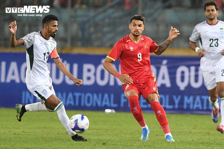 Hoàng Hên di chuyển và phối hợp ăn ý với đồng đội nhưng chưa có cảm giác bóng tốt. (Ảnh: Đắc Huy)