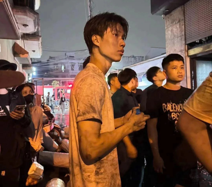 Thời điểm xảy ra hoả hoạn, Tú vừa đi tập gym về, tình cờ đi ngang qua khu vực, thấy khói bốc lên nghi ngút, nam sinh lập tức lao vào hỗ trợ không kịp suy nghĩ. (Ảnh: MXH)