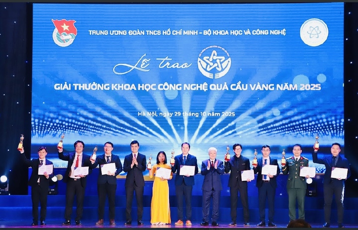 TS. Phạm Anh Tuấn (bên phải áo vàng) nhận giải Quả Cầu Vàng 2025.