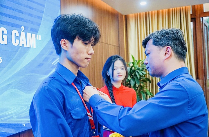 Nguyễn Lê Tú được Trung ương Đoàn trao Bằng khen, Huy hiệu "Tuổi trẻ dũng cảm" chiều 26/3. (Ảnh: TƯ Đoàn TNCS HCM)